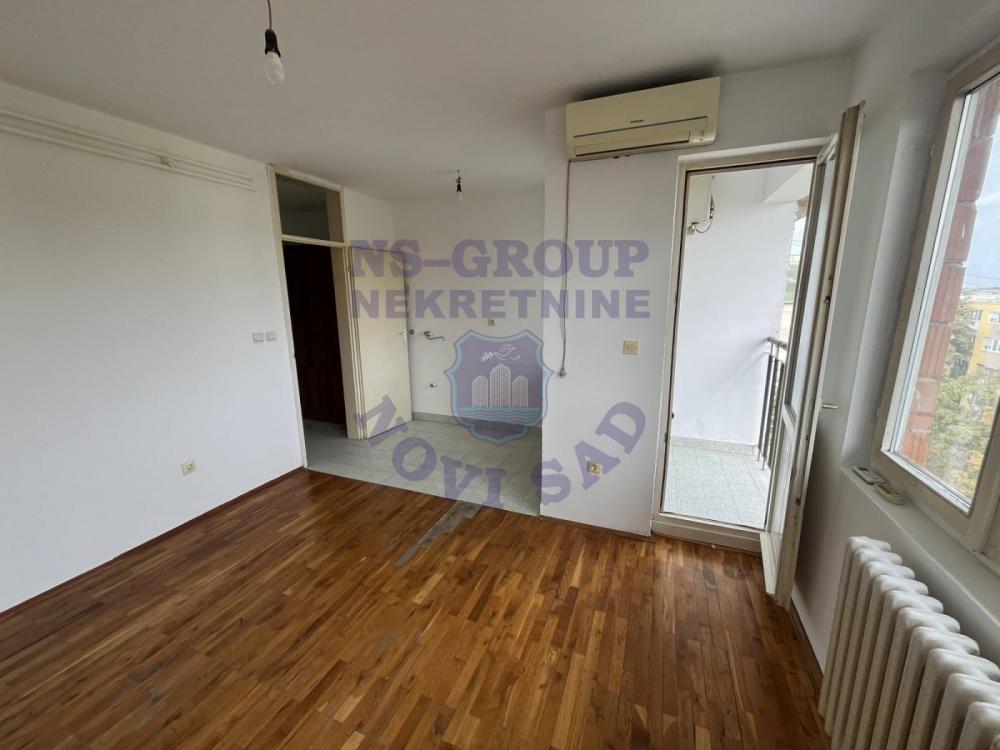 Slika 2 - 580091-Prodaje se funkcionalna i kompletno okrečena garsonjera u neposrednoj blizini Novosadskog Sajma. 