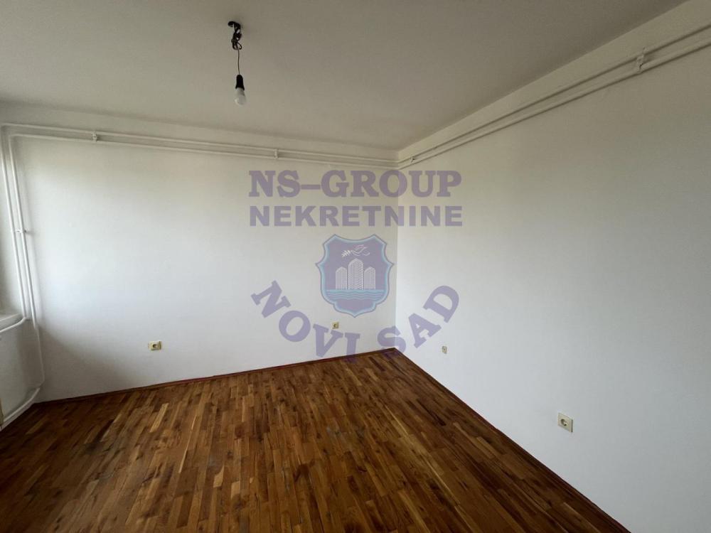 Slika 1 - 580091-Prodaje se funkcionalna i kompletno okrečena garsonjera u neposrednoj blizini Novosadskog Sajma. 