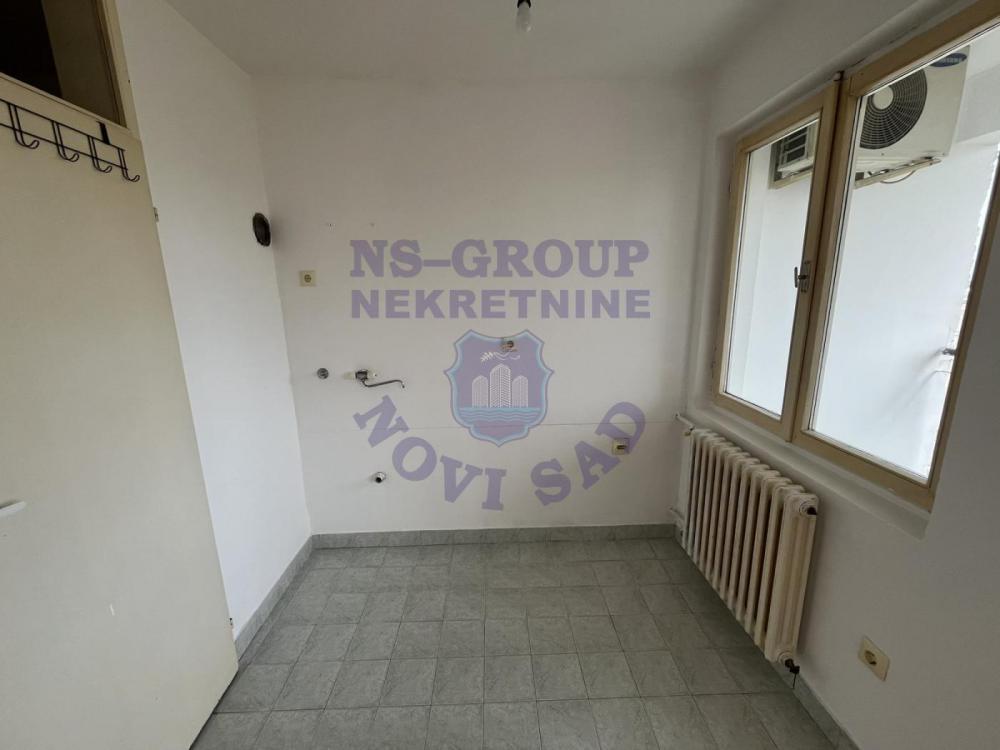 Slika 4 - 580091-Prodaje se funkcionalna i kompletno okrečena garsonjera u neposrednoj blizini Novosadskog Sajma. 