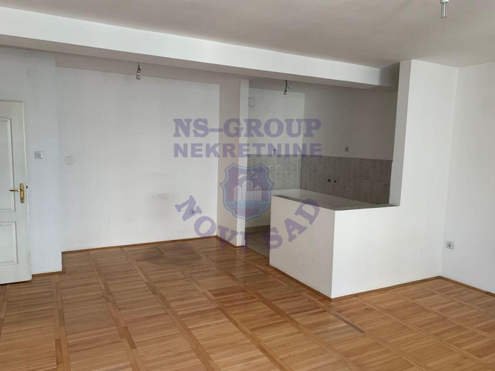 Slika 1 - Dvosoban, 55m2, Socijalno Novi Sad, sa terasom, ima lift