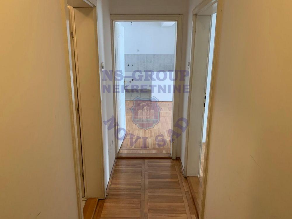 Slika 2 - Dvosoban, 55m2, Socijalno Novi Sad, sa terasom, ima lift