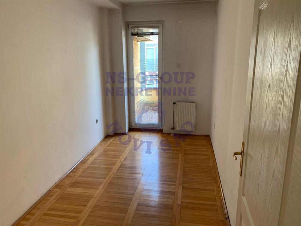 Slika 3 - Dvosoban, 55m2, Socijalno Novi Sad, sa terasom, ima lift
