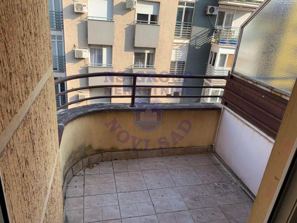 Slika 5 - Dvosoban, 55m2, Socijalno Novi Sad, sa terasom, ima lift
