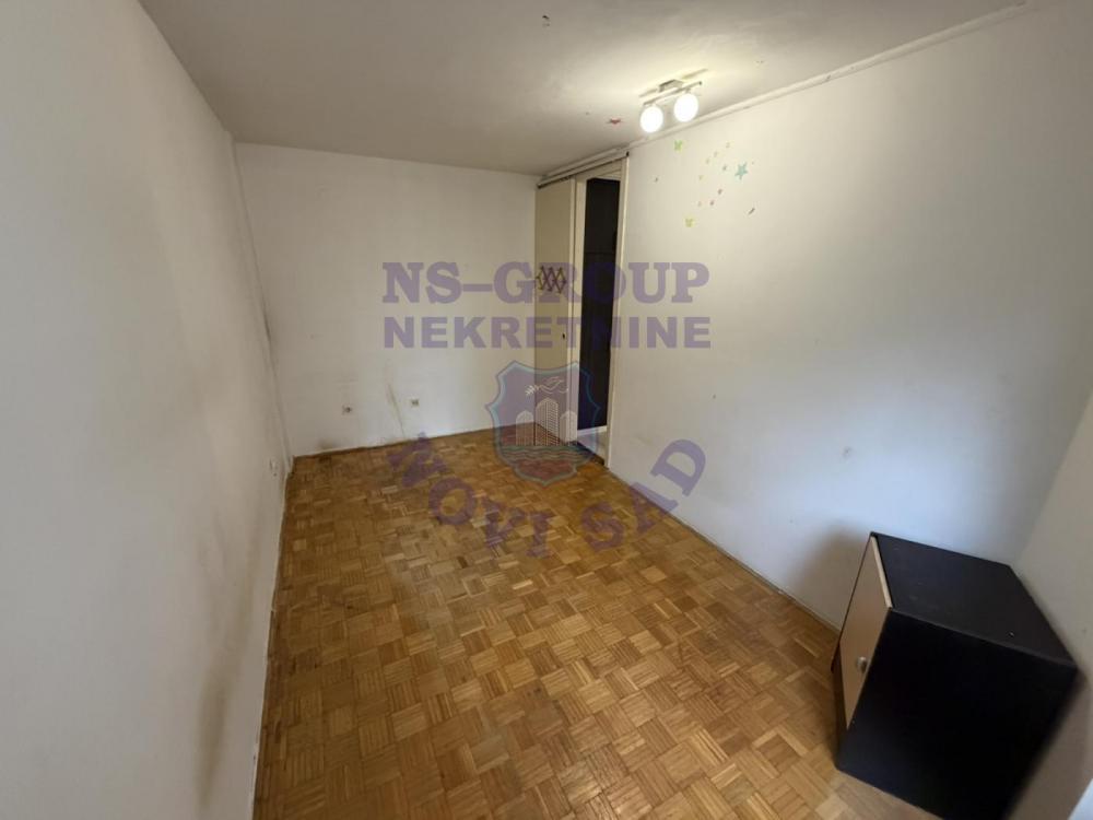 Glavna slika -Komforan trosoban stan na Novom Naselju.