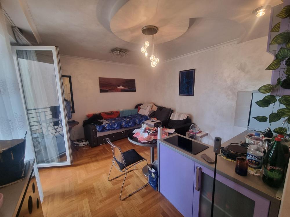 Slika 1 - Dvosoban, 39m2, Socijalno Novi Sad, ima lift