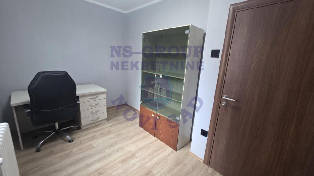 Slika 1 - Trosoban, 72m2, Avijatičarsko naselje Novi Sad, sa terasom, ima lift