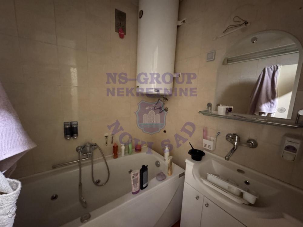 Slika 6 - Trosoban, 65m2, Bulevar oslobođenja Novi Sad, sa terasom, ima lift
