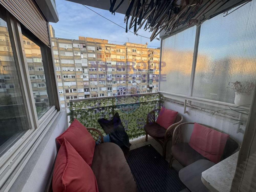 Slika 8 - Trosoban, 65m2, Bulevar oslobođenja Novi Sad, sa terasom, ima lift