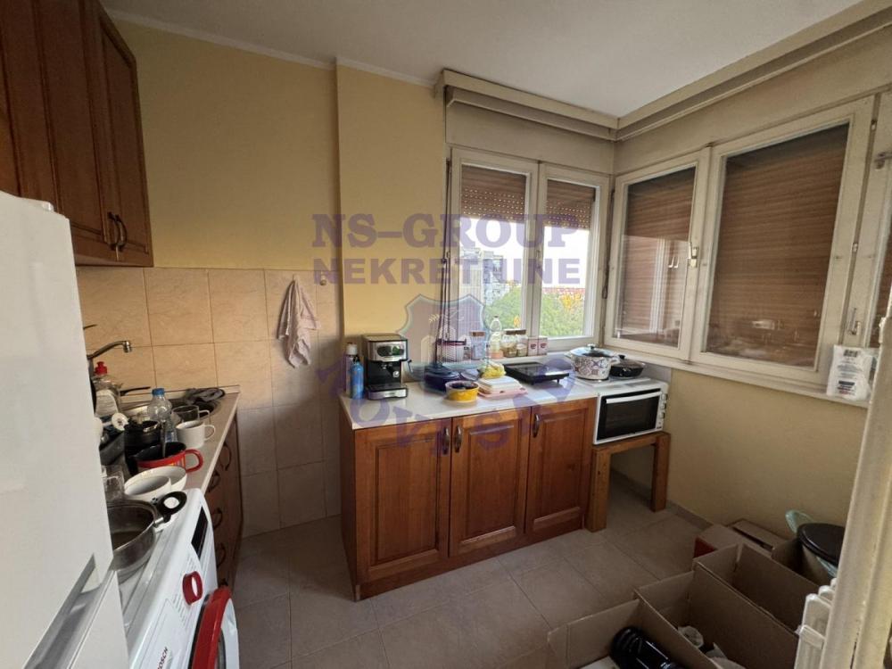 Slika 1 - Trosoban, 65m2, Bulevar oslobođenja Novi Sad, sa terasom, ima lift