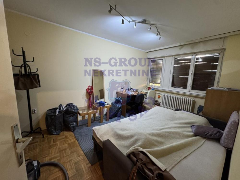 Slika 3 - Trosoban, 65m2, Bulevar oslobođenja Novi Sad, sa terasom, ima lift