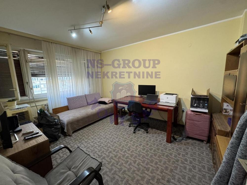 Slika 2 - Trosoban, 65m2, Bulevar oslobođenja Novi Sad, sa terasom, ima lift