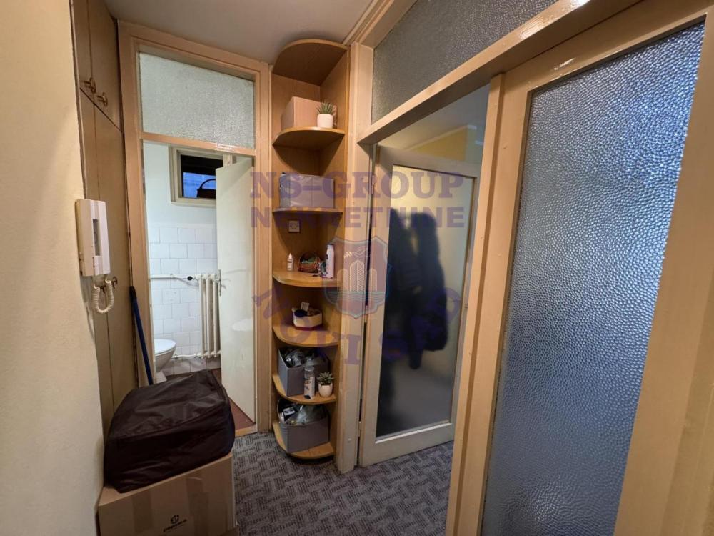 Slika 5 - Trosoban, 65m2, Bulevar oslobođenja Novi Sad, sa terasom, ima lift
