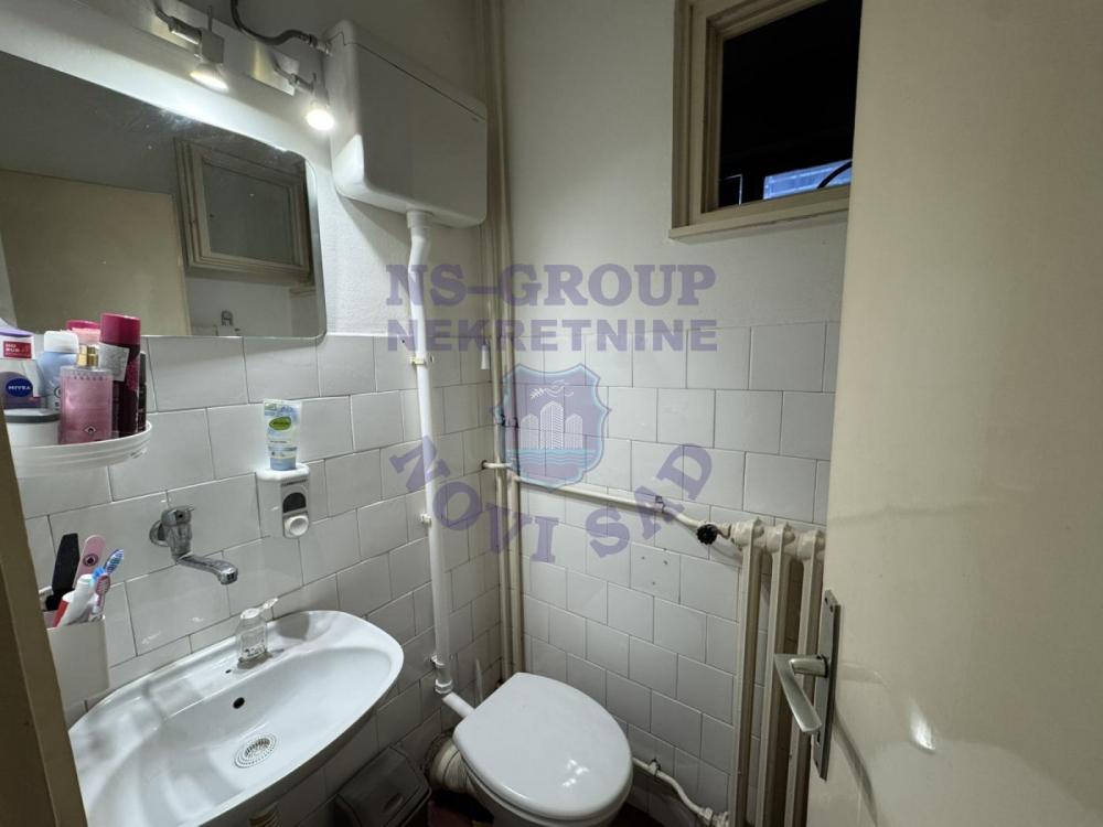 Slika 7 - Trosoban, 65m2, Bulevar oslobođenja Novi Sad, sa terasom, ima lift