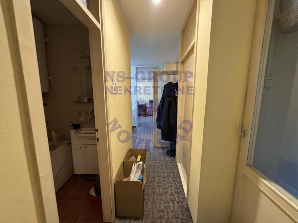 Slika 4 - Trosoban, 65m2, Bulevar oslobođenja Novi Sad, sa terasom, ima lift