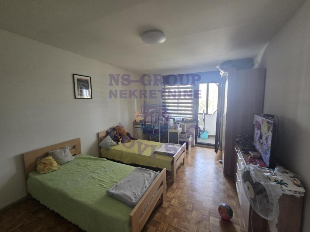 Slika 4 - Odličan četvorosoban stan na Bulevaru oslobođenja