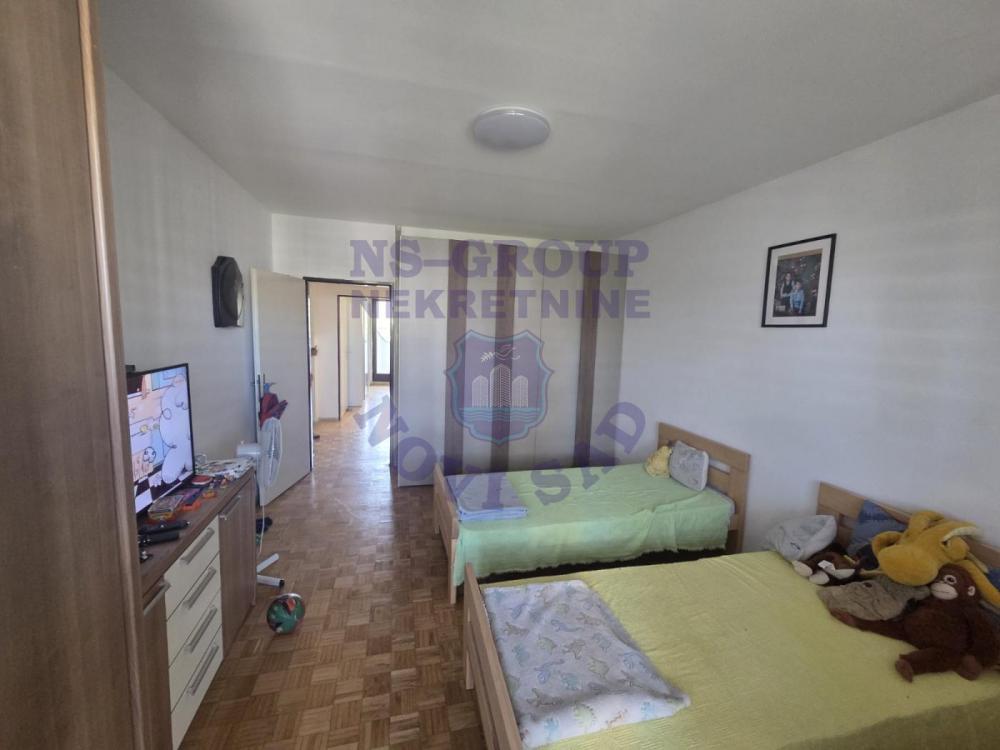 Slika 5 - Odličan četvorosoban stan na Bulevaru oslobođenja
