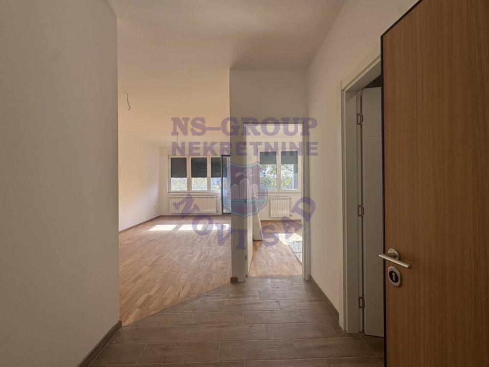 Slika 1 - Dvosoban, 46m2, Salajka (Partizanska ulica) Novi Sad, sa terasom, ima lift