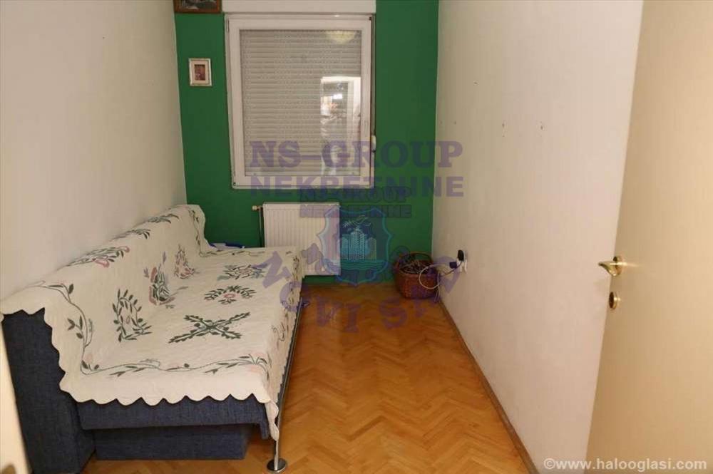 Slika 3 - Dvoiposoban, 64m2, Adamovićevo naselje Novi Sad, sa terasom, ima lift
