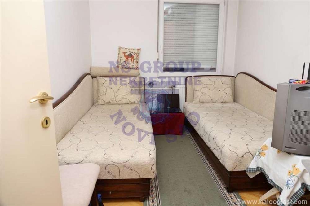 Slika 2 - Dvoiposoban, 64m2, Adamovićevo naselje Novi Sad, sa terasom, ima lift