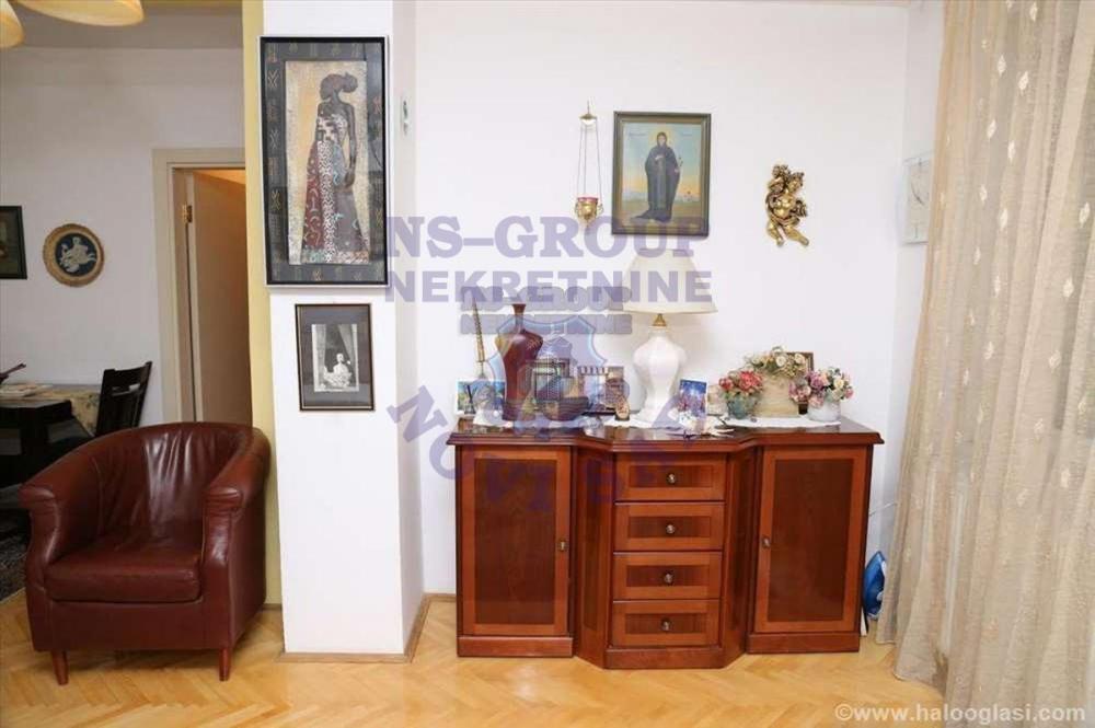 Slika 1 - Dvoiposoban, 64m2, Adamovićevo naselje Novi Sad, sa terasom, ima lift