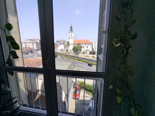 Slika 2 - Četvoroiposoban, 127m2, Novi Sad centar Novi Sad, sa terasom, ima lift