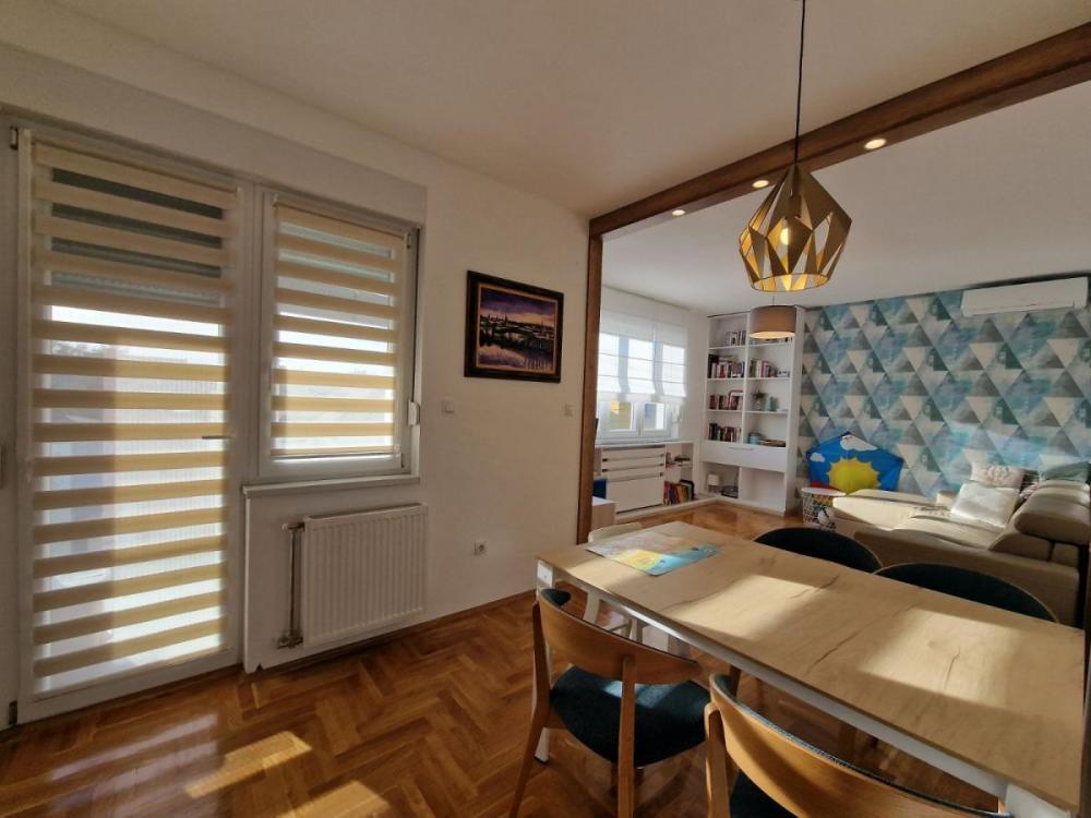 Glavna slika -Trosoban stan sa garažom u urbanoj vili na Telepu