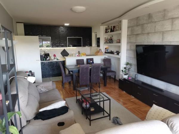 Slika 1 - Nova detelinara, stan j lokaciji koji se prodaje potpuno namešten i opremljen! š. 530042