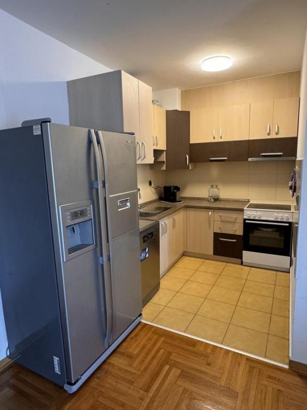 Slika 3 - Trosoban, 74m2, Novi Sad centar Novi Sad, sa terasom, ima lift