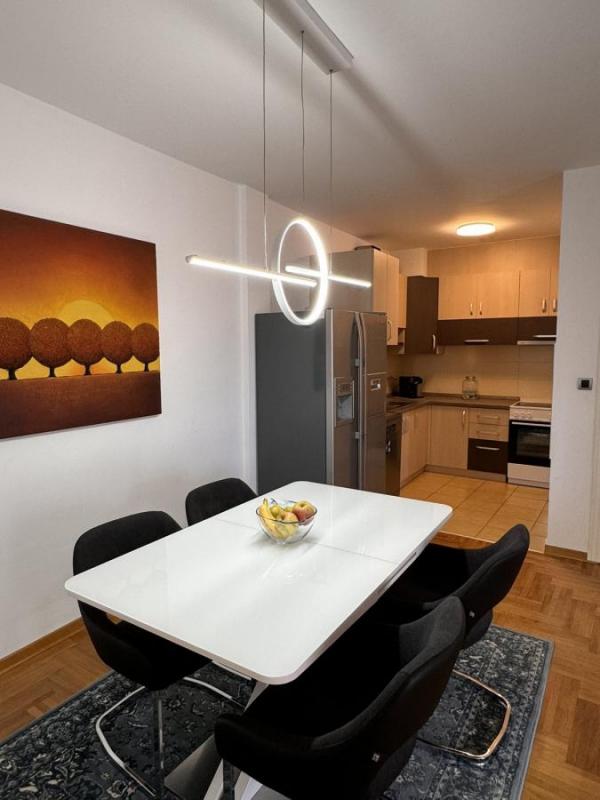 Slika 1 - Trosoban, 74m2, Novi Sad centar Novi Sad, sa terasom, ima lift