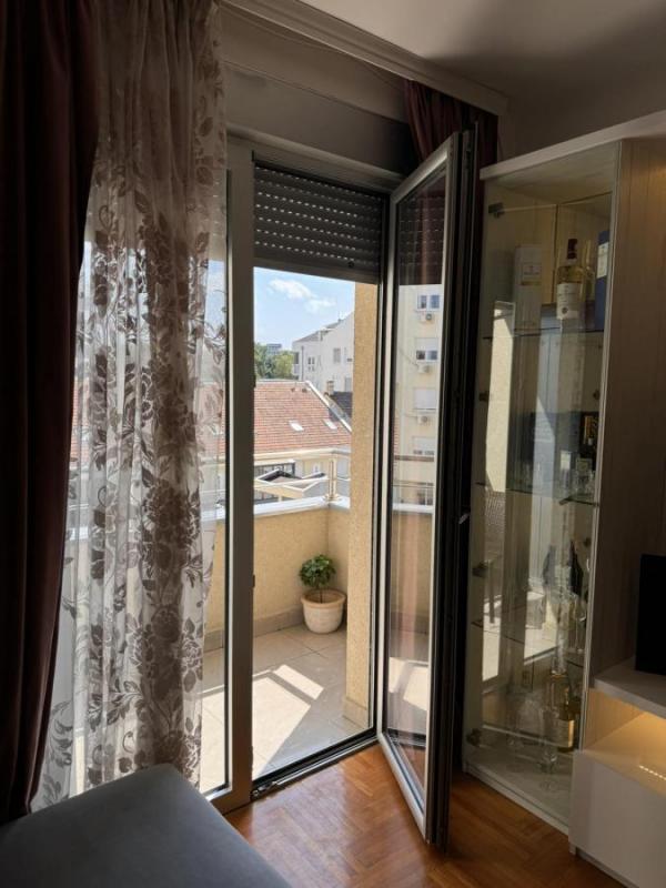 Slika 7 - Trosoban, 74m2, Novi Sad centar Novi Sad, sa terasom, ima lift