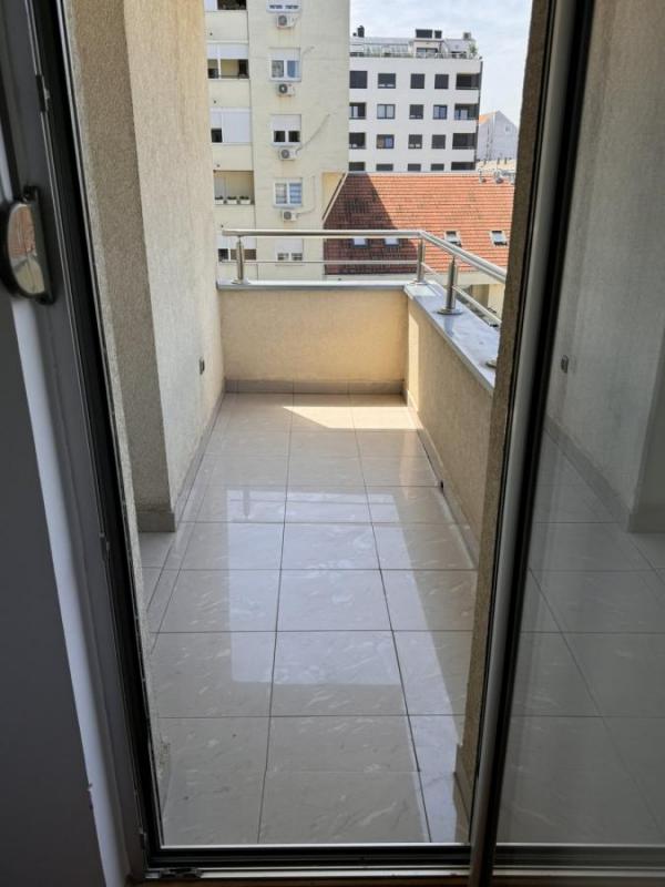 Slika 9 - Trosoban, 74m2, Novi Sad centar Novi Sad, sa terasom, ima lift