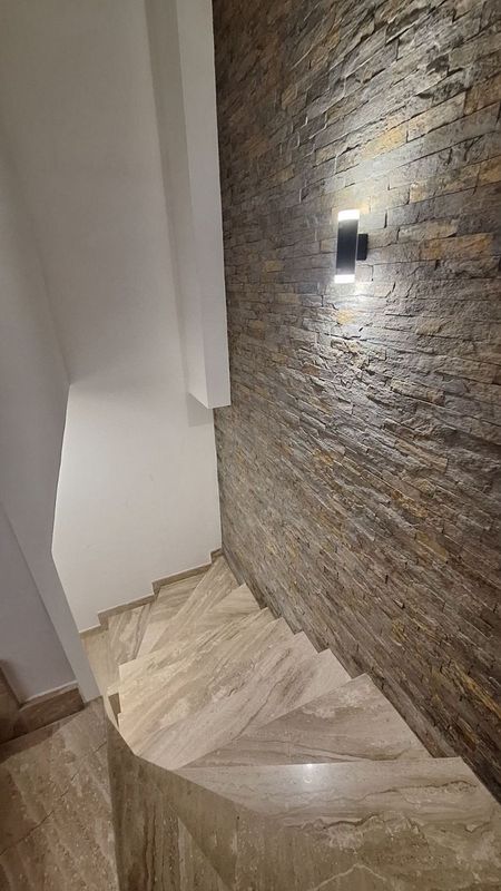 Slika 1 - Petosoban, 133m2, Grbavica Novi Sad, sa terasom, ima lift